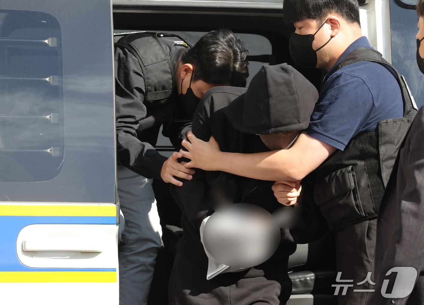 본문 이미지 - 9일 오후 광주지방법원에서 전남광주 나주의 한 단독주택에 침입해 60대 부부를 살해하고 금품을 빼앗은 혐의 받는 50대 남성 A 씨가 구속 전 피의자 심문(영장실질심사)을 받기 위해 법정으로 향하고 있다. 2026.10.9 ⓒ 뉴스1 박지현 기자