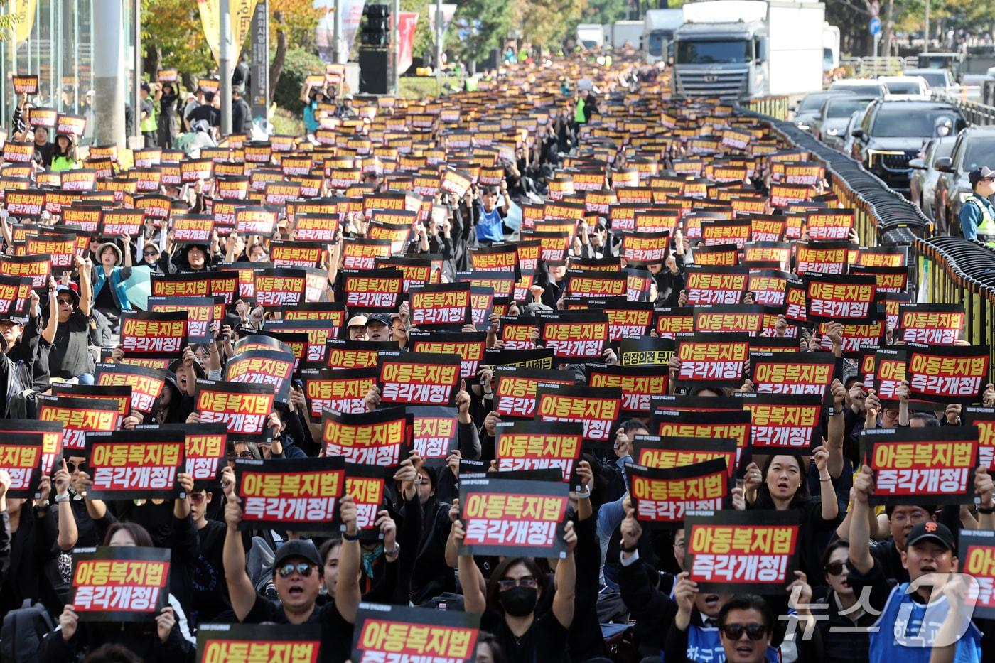 본문 이미지 - 한국교원단체총연합회와 교사노동조합연맹, 전국교직원노동조합 조합원들이 9일 오후 서울 여의도 국회 앞에서 열린 '교육활동 보장 법 개정 촉구 전국 교원 집회'에서 구호를 외치고 있다. 2026.10.9 ⓒ 뉴스1 황기선 기자