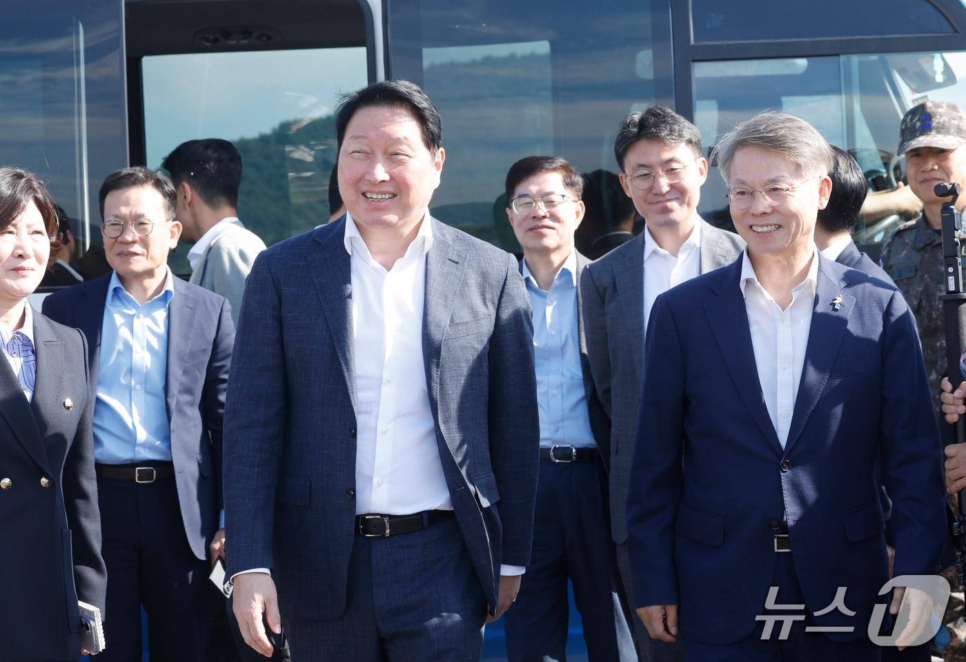 본문 이미지 - 최태원 SK 그룹 회장과 민형배 전남광주통합특별시장이 9일 광주 군공항 탄약고 이전 예정지를 찾아 호남권 반도체 산단 조성 예정 부지를 살펴보고 있다. 2026.10.9 ⓒ 뉴스1 김태성 기자