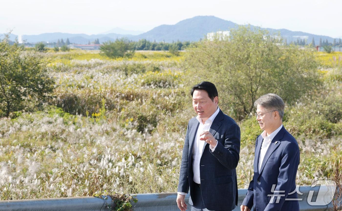 본문 이미지 - 최태원 SK 그룹 회장과 민형배 전남광주통합특별시장이 9일 광주 군공항 탄약고 이전 예정지를 찾아 호남권 반도체 산단 조성 예정 부지를 살펴보고 있다. 2026.10.9 ⓒ 뉴스1 김태성 기자