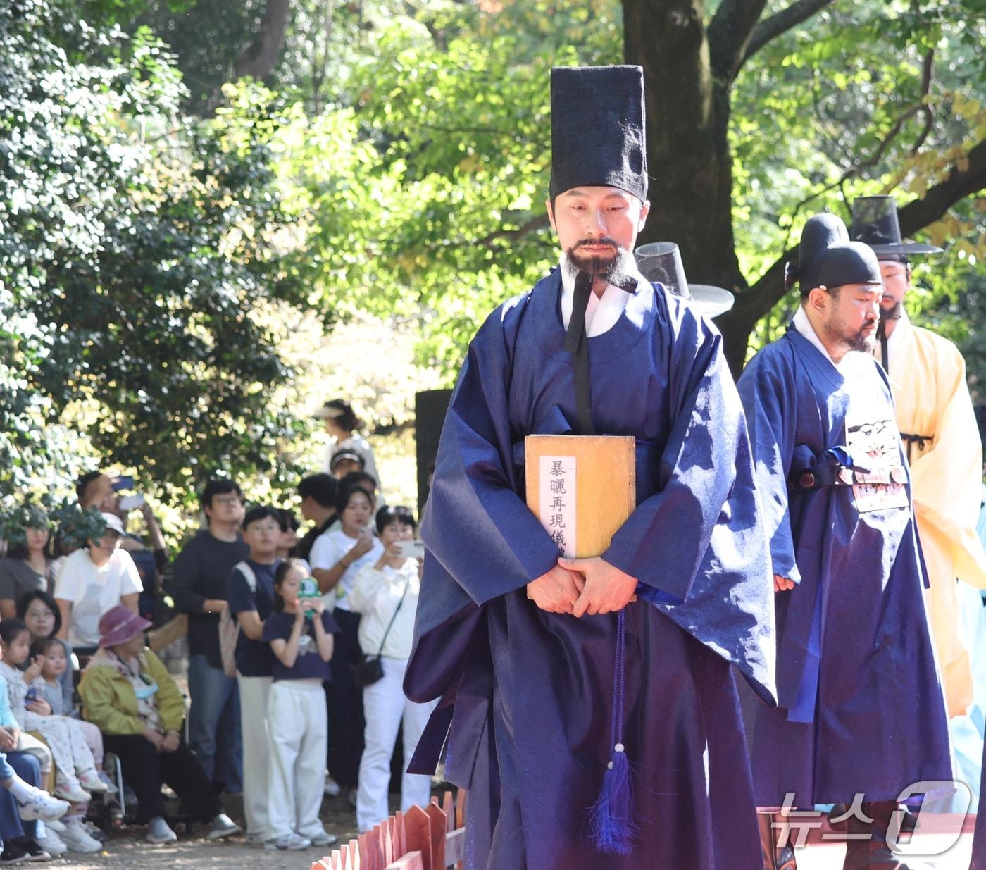 본문 이미지 - 9일 전북 전주시 경기전에서 조선왕조실록 포쇄 재현행사가 펼쳐지고 있다. 포쇄는 충해를 막을 수 있도록 습기가 밴 책을 말리는 것을 말한다. 2026.10.9 ⓒ 뉴스1 유경석 기자