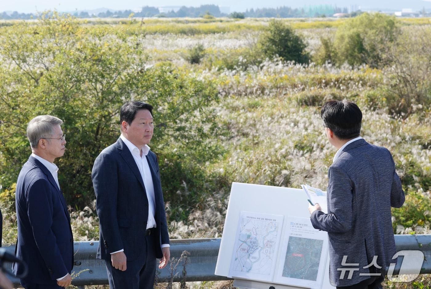 본문 이미지 - 최태원 SK 그룹 회장과 민형배 전남광주통합특별시장이 지난 9일 광주 군공항 탄약고 이전 예정지를 찾아 호남권 반도체 산단 조성 예정 부지를 살펴보고 있다. 2026.10.9 ⓒ 뉴스1 김태성 기자