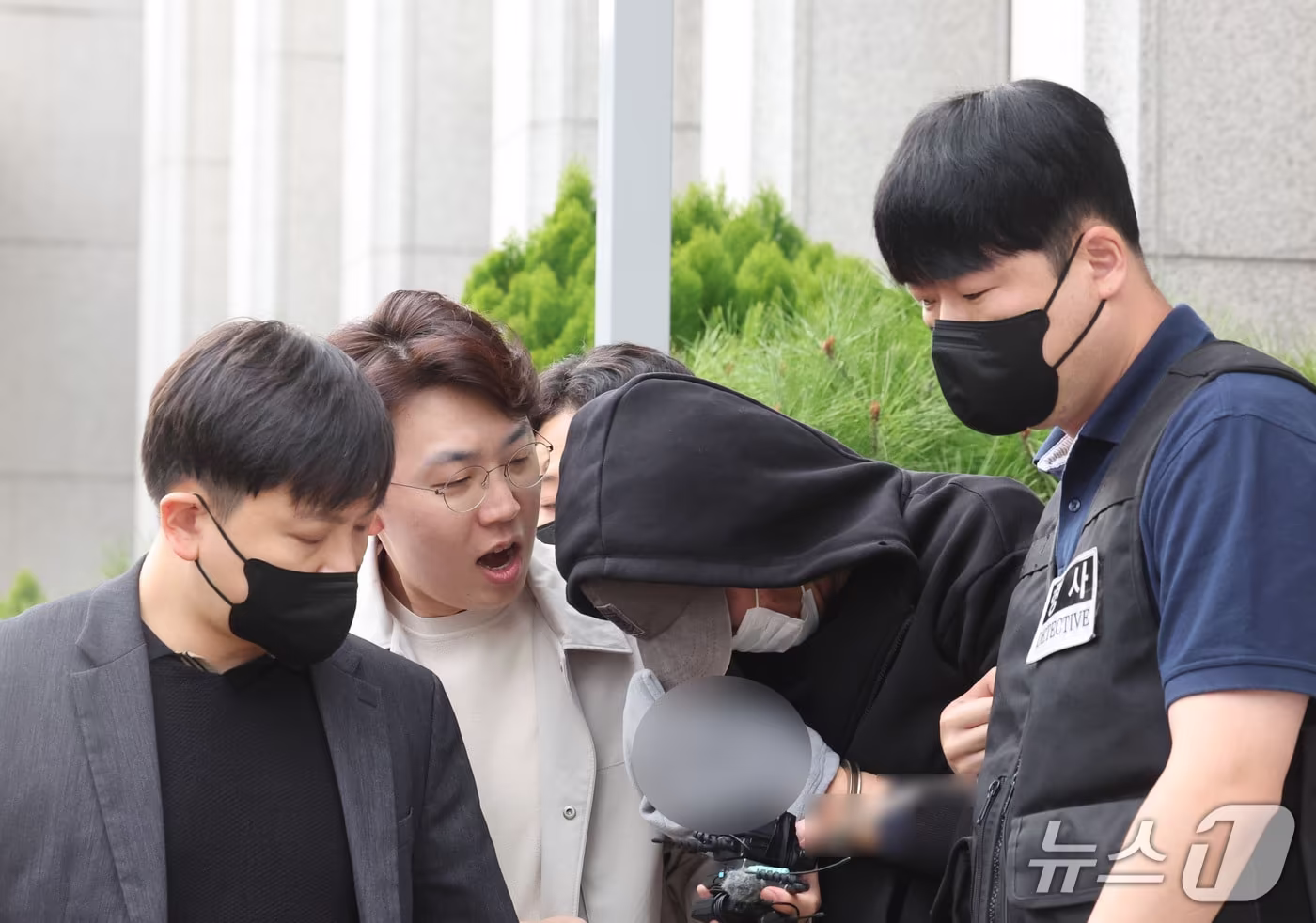 본문 이미지 - 9일 오후 광주지방법원에서 전남광주 나주의 한 단독주택에 침입해 60대 부부를 살해하고 금품을 빼앗은 혐의 받는 50대 남성 A 씨가 구속 전 피의자 심문(영장실질심사)을 마치고 법정을 나서고 있다. 2026.10.9 ⓒ 뉴스1 박지현 기자