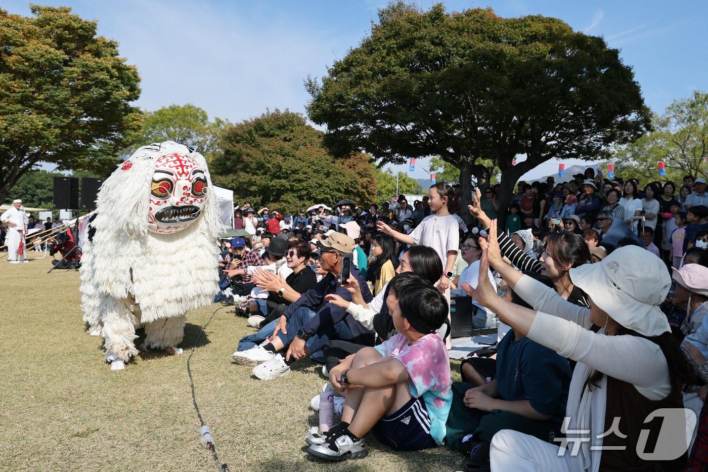 본문 이미지 - 충남 서산 해미읍성 일원에서 열린 제23회 서산해미읍성축제에서 관람객들이 뜬쇠예술단의 공연을 관람하고 있다.(서산시 제공. 재판매 및 DB 금지)2026.10.9 ⓒ 뉴스1 김기태 기자