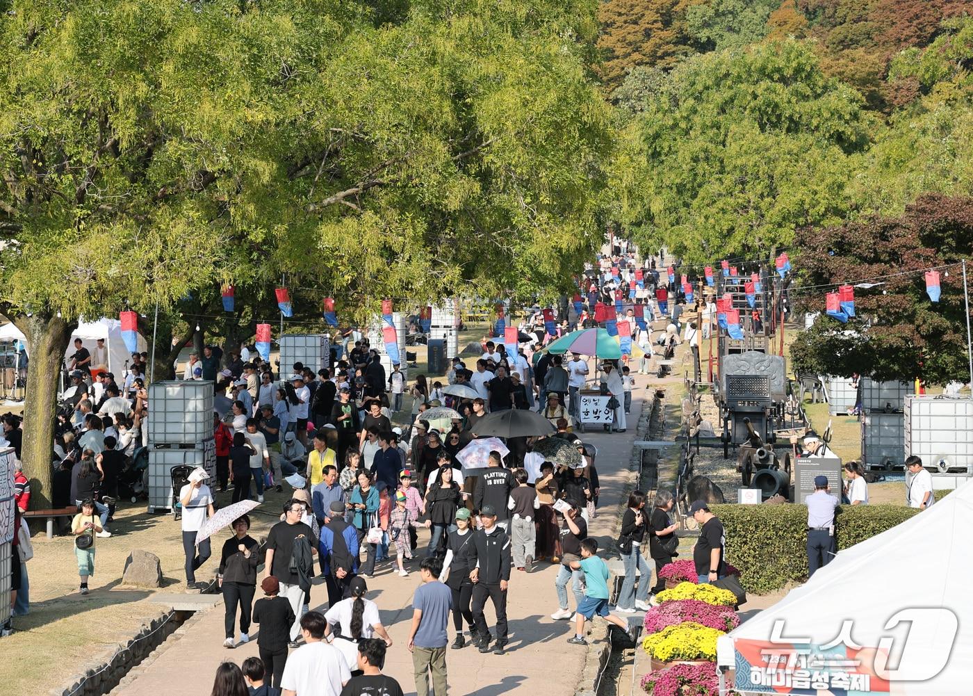 본문 이미지 - 9일 충남 서산 해미읍성 일원에서 열린 제23회 서산해미읍성축제가 관람객들로 북적이고 있다.(서산시 제공. 재판매 및 DB 금지)2026.10.9 ⓒ 뉴스1 김기태 기자