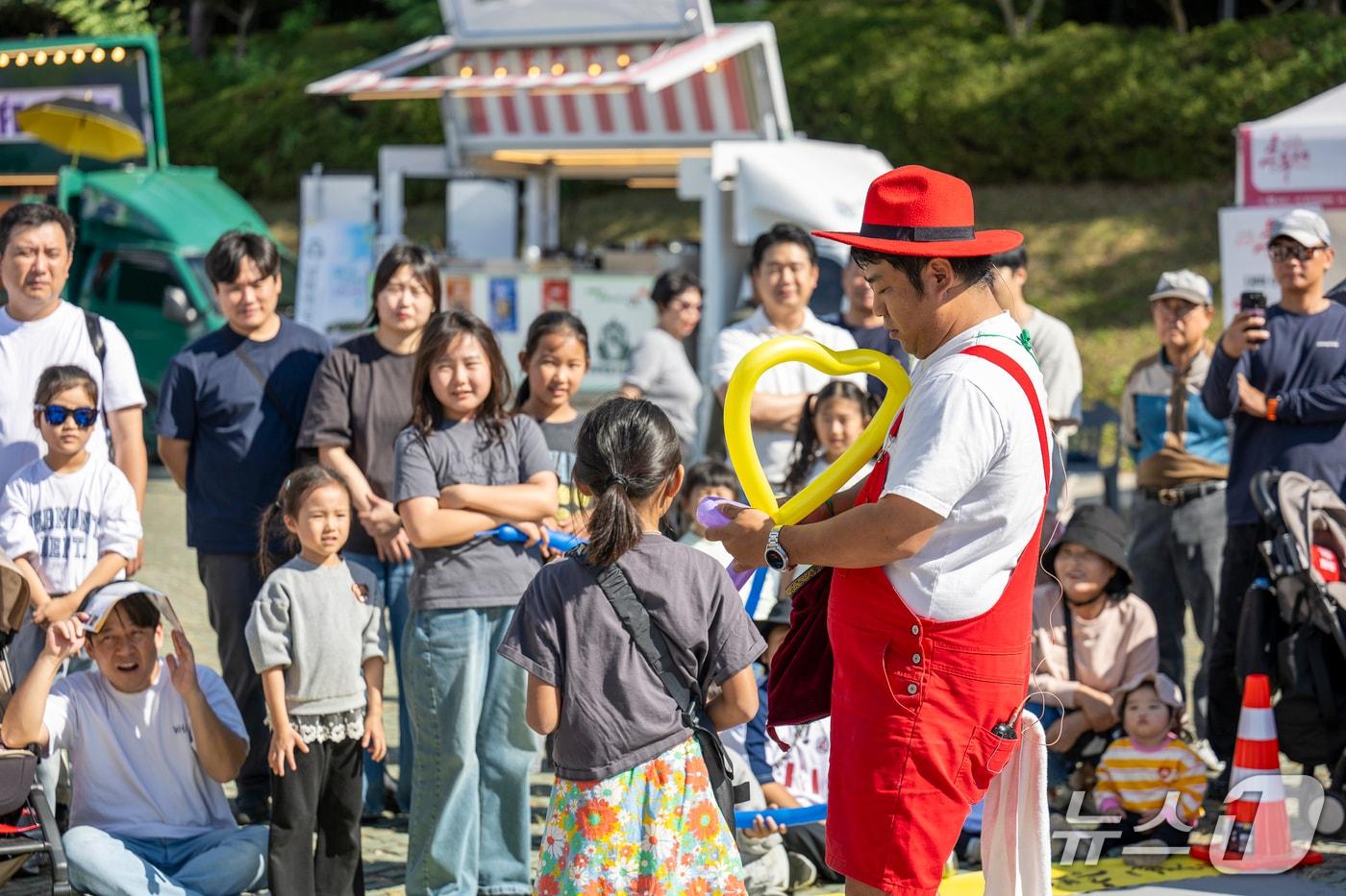 본문 이미지 - 남원 흥부제 개막 날인 9일 전북 남원시 요천변 일원에 마련된 행사장을 찾은 방문객들이 축제를 즐기고 있다. (남원시 제공. 재판매 및 DB 금지)