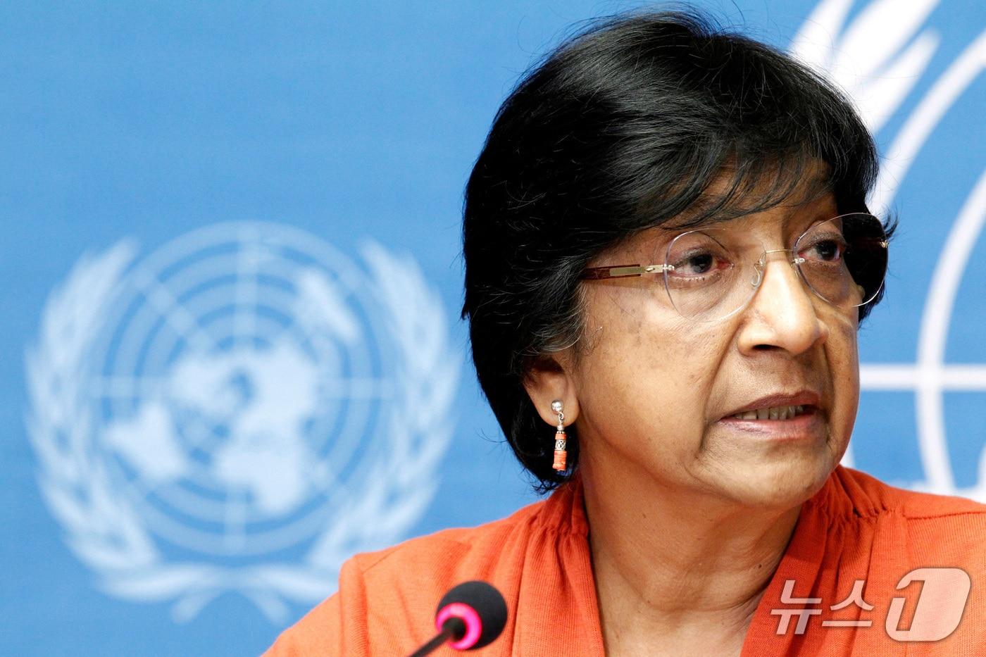 본문 이미지 - 나비 필라이(Navi Pillay) 전 유엔 인권최고대표가 2026년 노벨 평화상을 수상했다. 사진은 필라이 전 유엔 인권최고대표가 지난 2014년 7월 16일 스위스 제네바 유엔본부에서 열린 ‘디지털 시대의 프라이버시권’ 보고서 관련 기자회견에서 발언하고 있는 모습. 2026.10.9 ⓒ 로이터=뉴스1