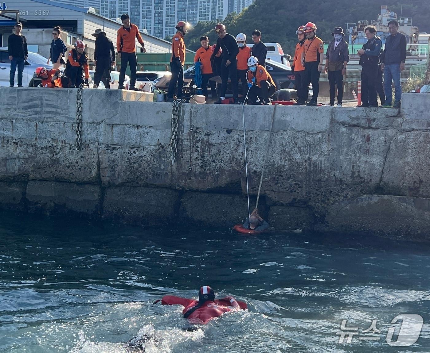 본문 이미지 - 부산 영도 청학안벽 인근에서 낚시를 하다 빠진 한 70대 남성을 구조하는 해경 모습 (해경 제공. 재판매 및 DB 금지)