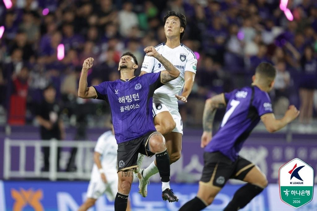 본문 이미지 -   K리그1가 상하위 분리를 앞두고 치열한 순위 싸움을 이어가고 있다.(한국프로축구연맹 제공) 