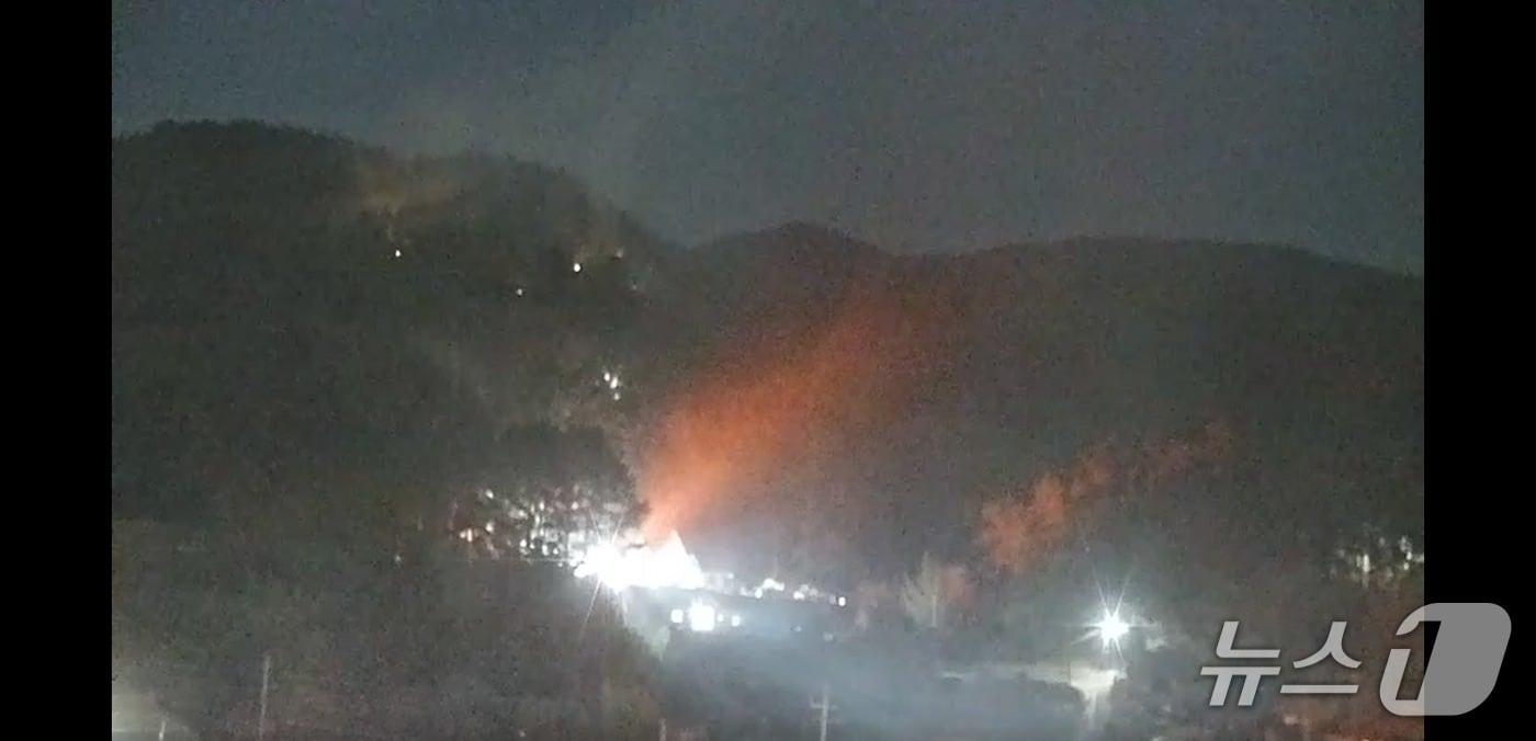 본문 이미지 - 남해 고현면 산불.(산림청 제공. 재판매 및 DB금지)