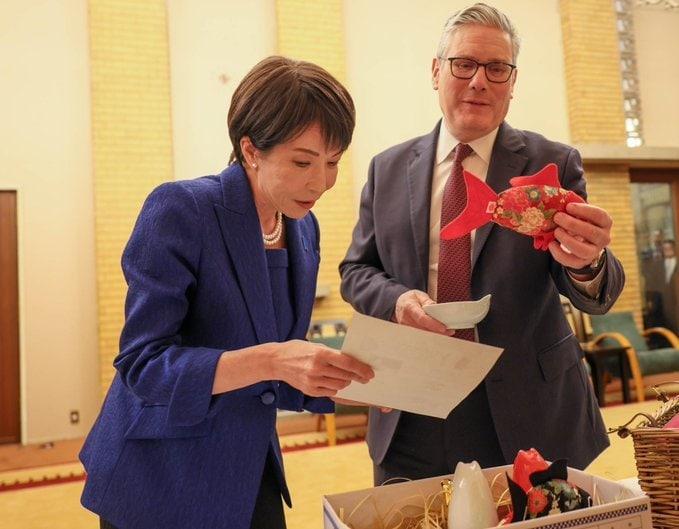 본문 이미지 - 다카이치 사나에 일본 총리가 방일한 키어 스타머 영국 총리에게 고양이 용품을 선물했다. 다카이치 엑스 캡처. 2026.01.31