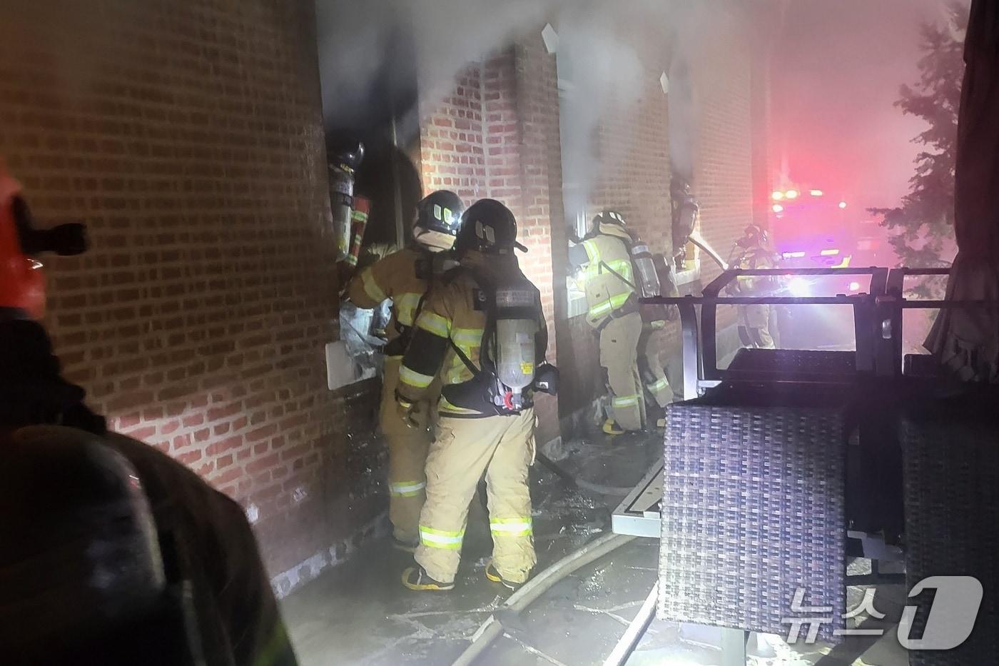 본문 이미지 -  영동군 종교시설 화재.(영동소방서 제공. 재판매 및 DB금지)/뉴스1