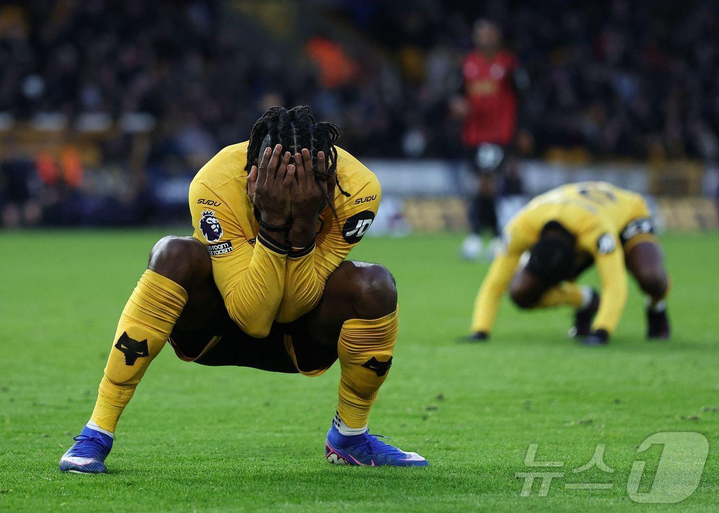 본문 이미지 - EPL 최하위 울버햄튼이 본머스와 홈 경기에서 패배했다.  ⓒ AFP=뉴스1