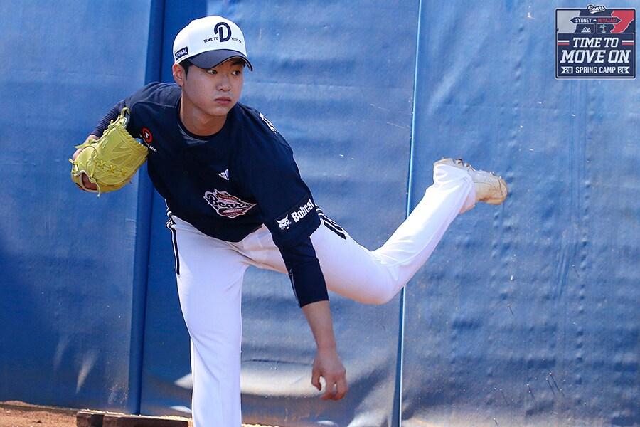 본문 이미지 - 두산 신인 투수 최주형이 스프링캠프에서 불펜 피칭을 하고 있다.(두산 베어스 제공)