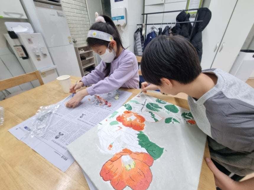 본문 이미지 -  마을돌봄시설에서 아이들이 미술 활동을 하고 있는 모습 (KB금융 제공)
