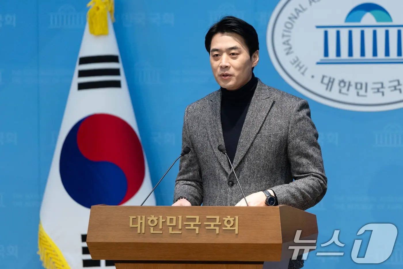 본문 이미지 - 한준호 더불어민주당 의원이 1일 서울 여의도 국회 소통관에서 조국혁신당과의 합당 제안을 멈춰달라는 기자회견을 하고 있다. ⓒ News1 이승배 기자