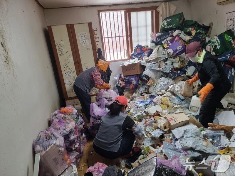 본문 이미지 - 구미시 저장 장애 가구 주거개선 작업 모습(구미시 제공. 재판매 및 DB금지)/뉴스1