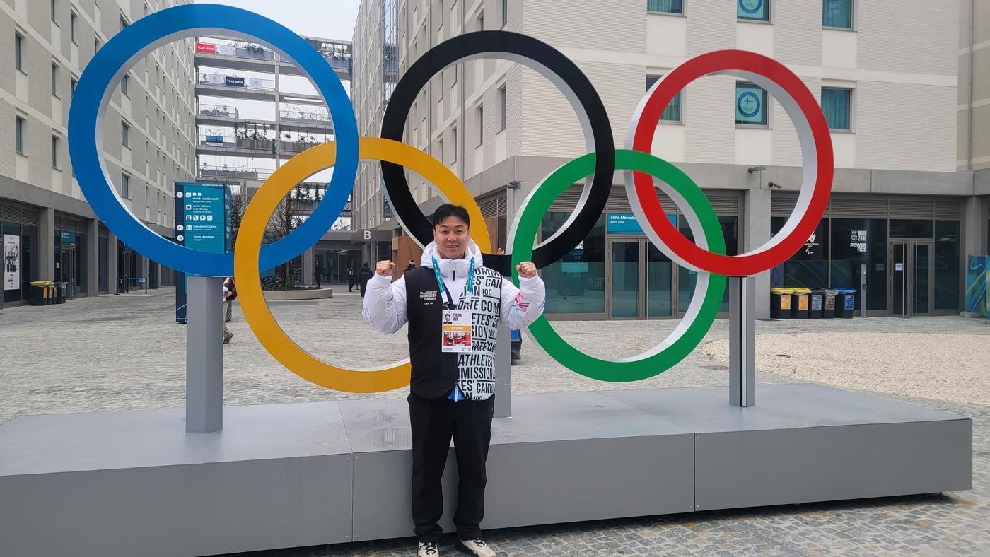 본문 이미지 - 원윤종 IOC 선수위원 후보가 2026 밀라노·코르티나담페초 동계 올림픽 현장에서 선거 운동에 돌입했다. (대한체육회 제공)