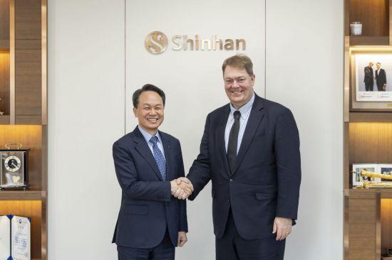 본문 이미지 - 진옥동 신한금융그룹 회장(왼쪽)은 지난달 29일 서울 중구 신한금융 본사에서 제이슨 리케이트 씨티그룹 글로벌 기업금융 총괄 등 경영진과 면담을 갖고 기념촬영을 하고 있다. (신한금융 제공)