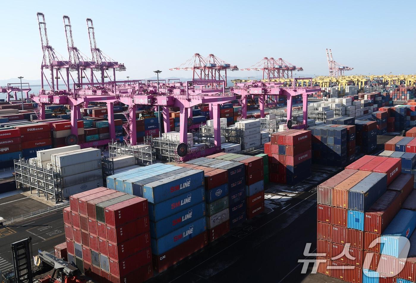 본문 이미지 -  인천신항 컨테이너 터미널에 수출입 컨테이너가 쌓여 있는 모습. 2026.2.1/뉴스1 ⓒ News1 김민지 기자