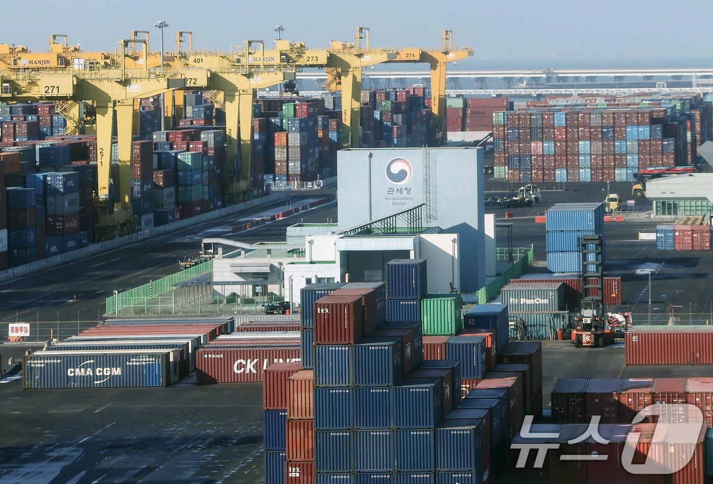본문 이미지 -  인천신항 컨테이너 터미널에 수출입 컨테이너가 쌓여 있는 모습. 2026.2.1/뉴스1 ⓒ News1 김민지 기자