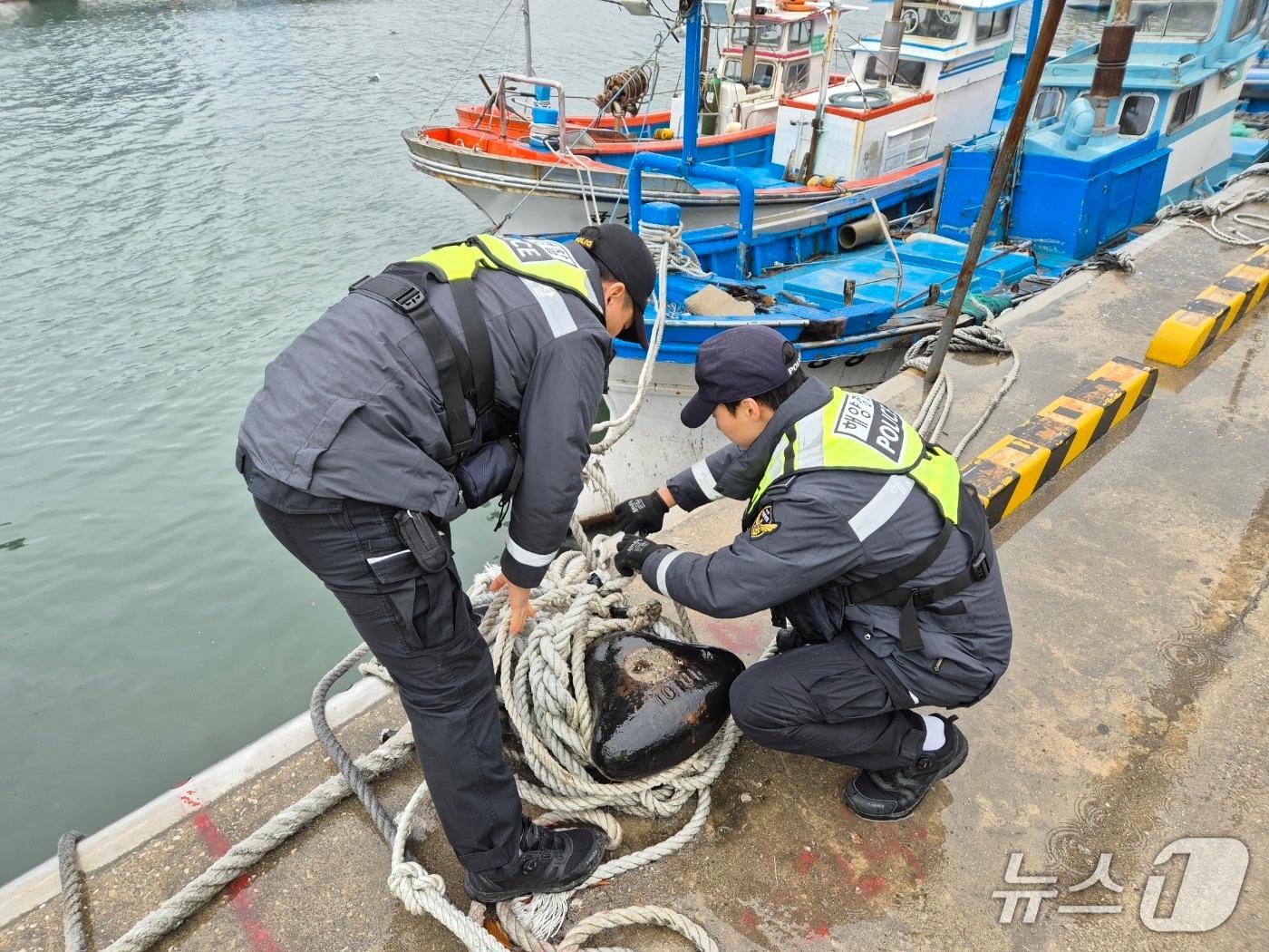 본문 이미지 - 계류어선 홋줄상태 점검.(동해해경청 제공, 재판매 및 DB 금지) 2026.2.1/뉴스1