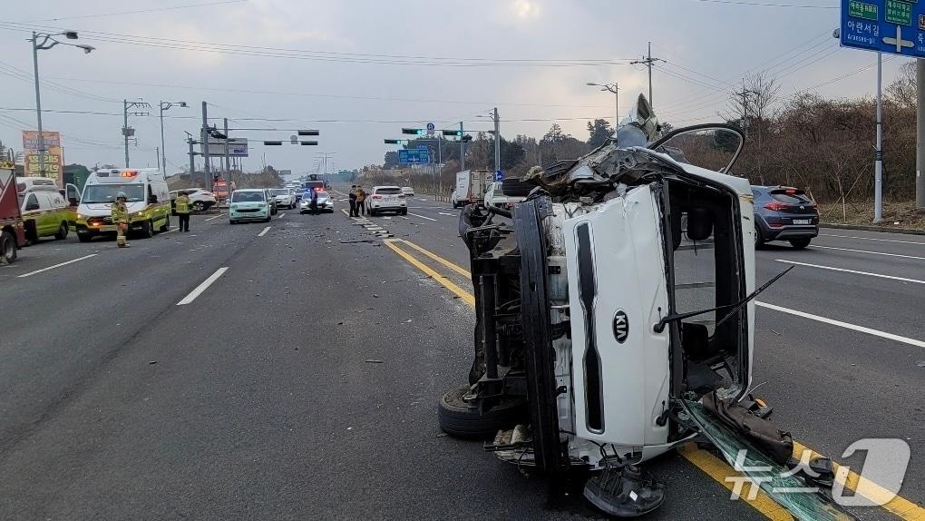 본문 이미지 -  1일 오전 9시42분쯤 제주시 오등동 도로에서 1톤 트럭과 SUV 차량 등 4대가 잇따라 부딪치는 사고가 일어났다(제주소방안전본부 제공. 재판매 및  DB금지)/뉴스1