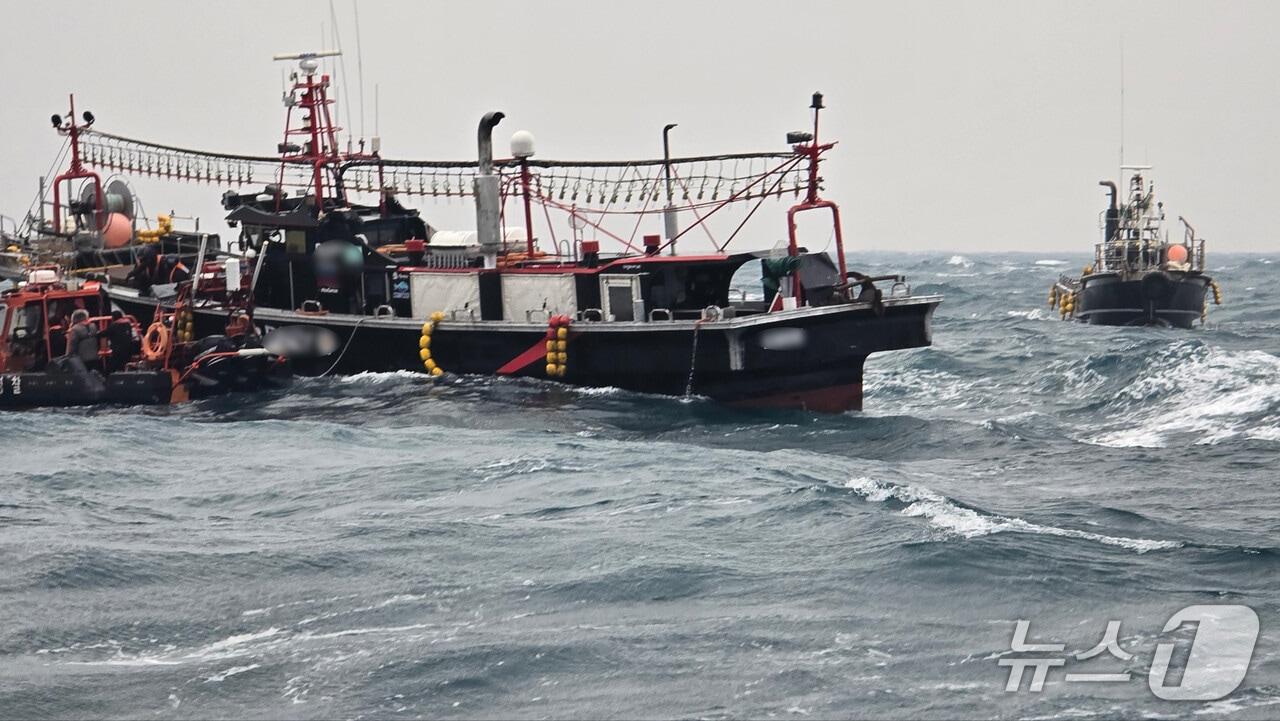 본문 이미지 - 침수된 낚시어선(해경 제공. 재판매 및 DB금지)/뉴스1