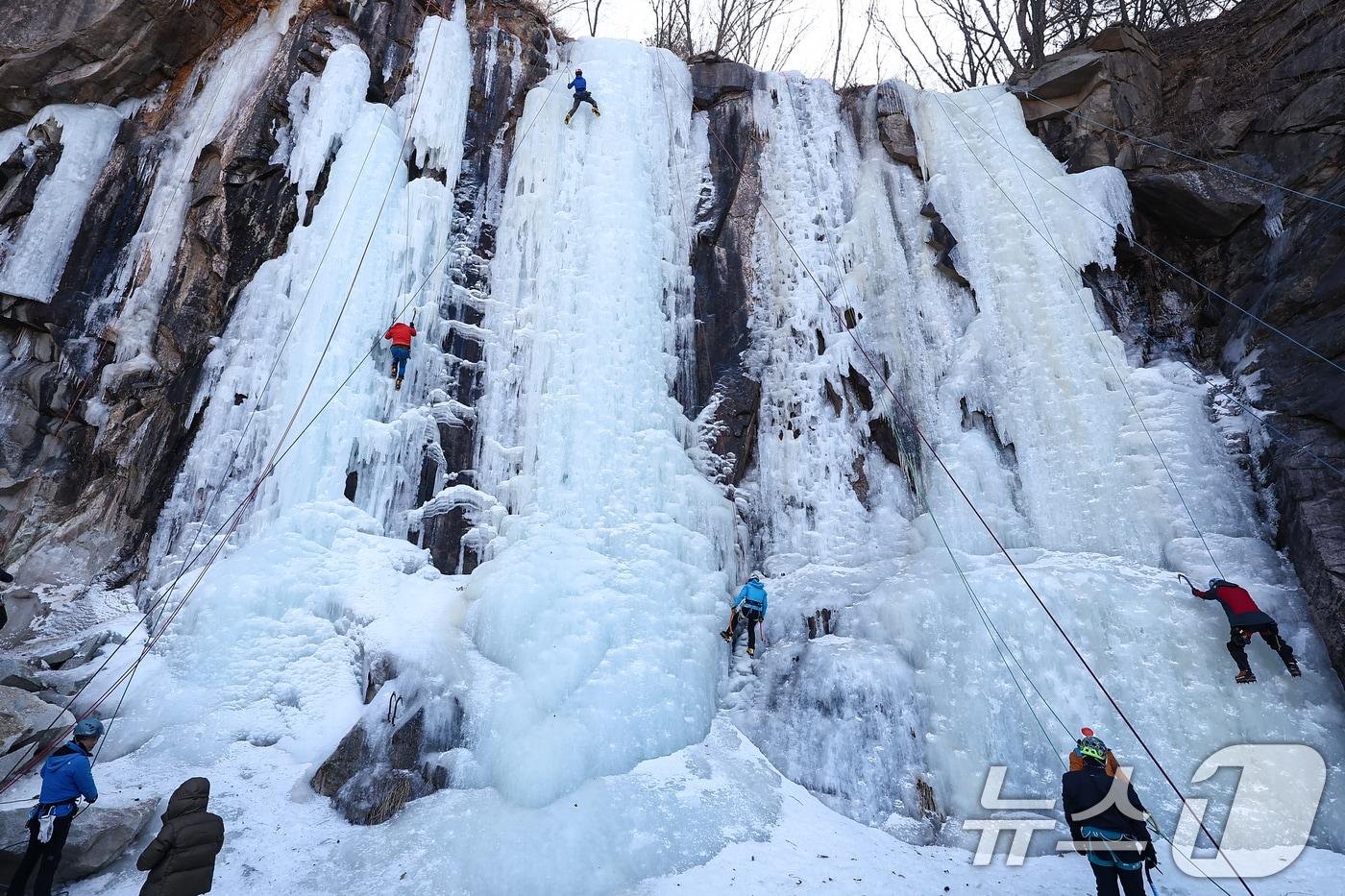 본문 이미지 - 1일 경기 양주시 가래비 빙벽을 찾은 등반 동호인들이 빙벽을 오르고 있다. 2026.2.1/뉴스1 ⓒ News1 김도우 기자