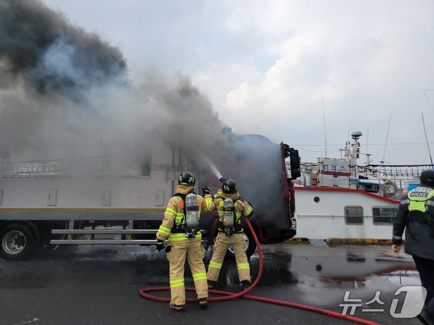 본문 이미지 - 활어차 화재 진화하는 소방관(제주소방안전본부 제공. 재판매 및 DB금지)/뉴스1