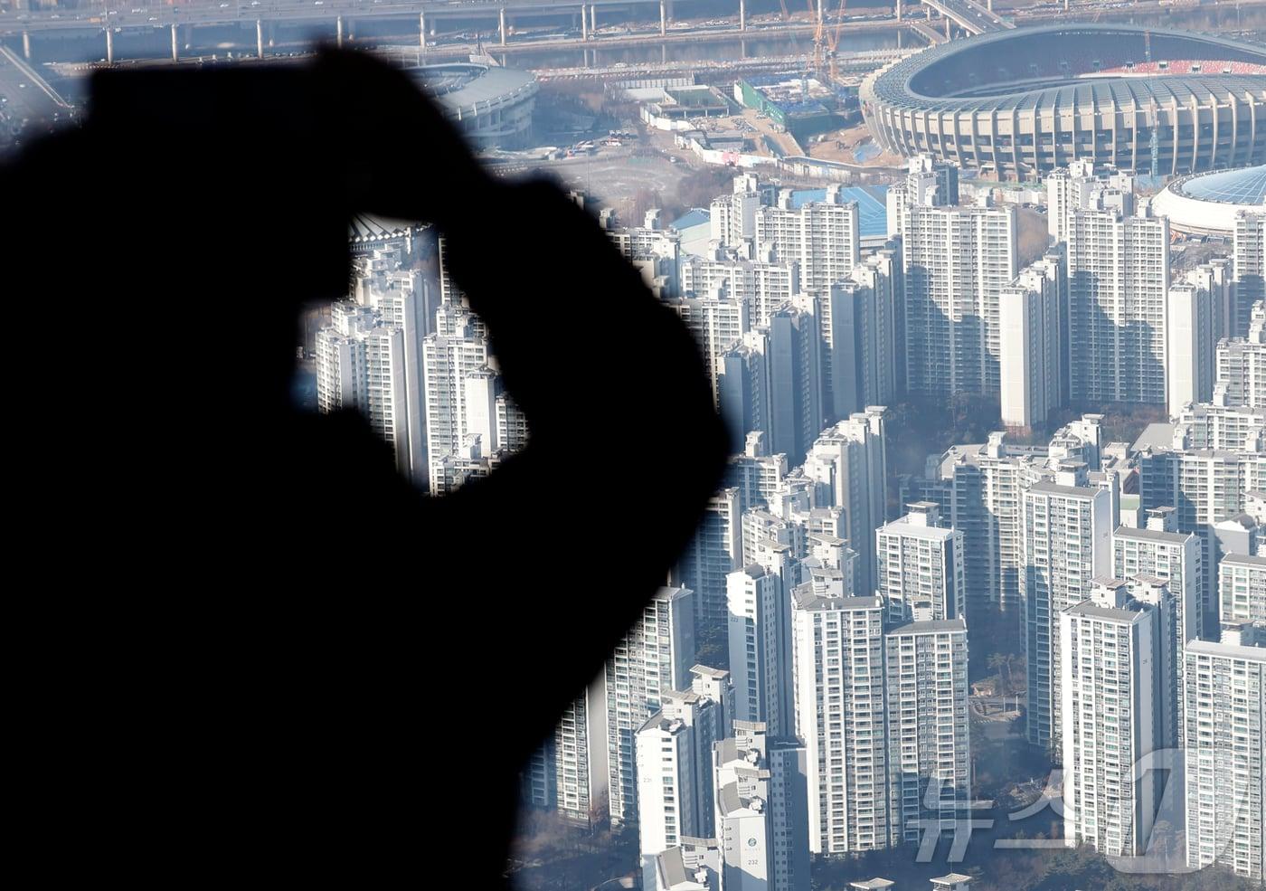 본문 이미지 - 서울시 송파구 올림픽로 롯데 월드 타워 서울스카이 전망대에서 아파트 등 주택 단지가 보이고 있다. (자료사진) / ⓒ 뉴스1 박정호 기자