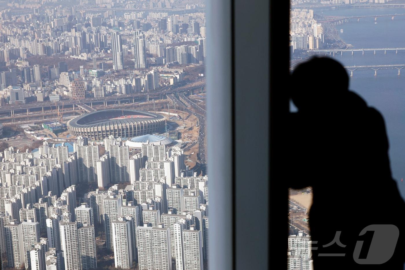 본문 이미지 - 서울시 송파구 올림픽로 롯데 월드 타워 서울스카이 전망대에서 아파트 등 주택 단지가 보이고 있다. (자료사진) /뉴스1 ⓒ News1 박정호 기자