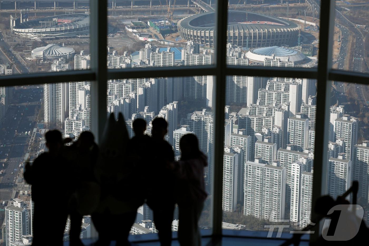 본문 이미지 -  서울시 송파구 올림픽로 롯데 월드 타워 서울스카이 전망대에서 아파트 등 주택 단지가 보이고 있다. ⓒ News1 박정호 기자