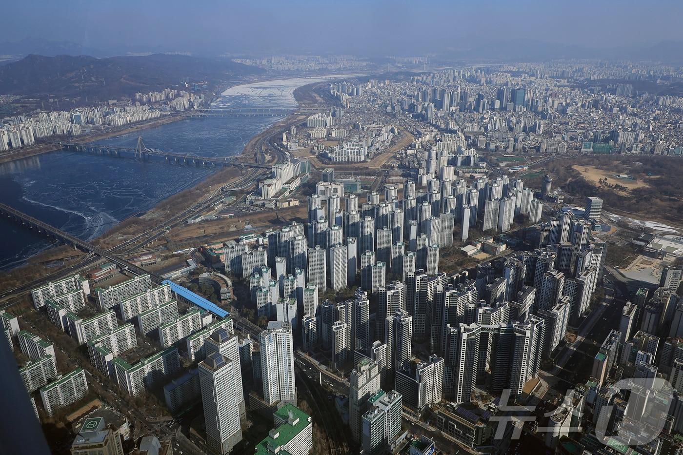 본문 이미지 - 서울시 송파구 올림픽로 롯데 월드 타워 서울스카이 전망대에서 아파트 등 주택 단지가 보이고 있다. /뉴스1 ⓒ News1 박정호 기자