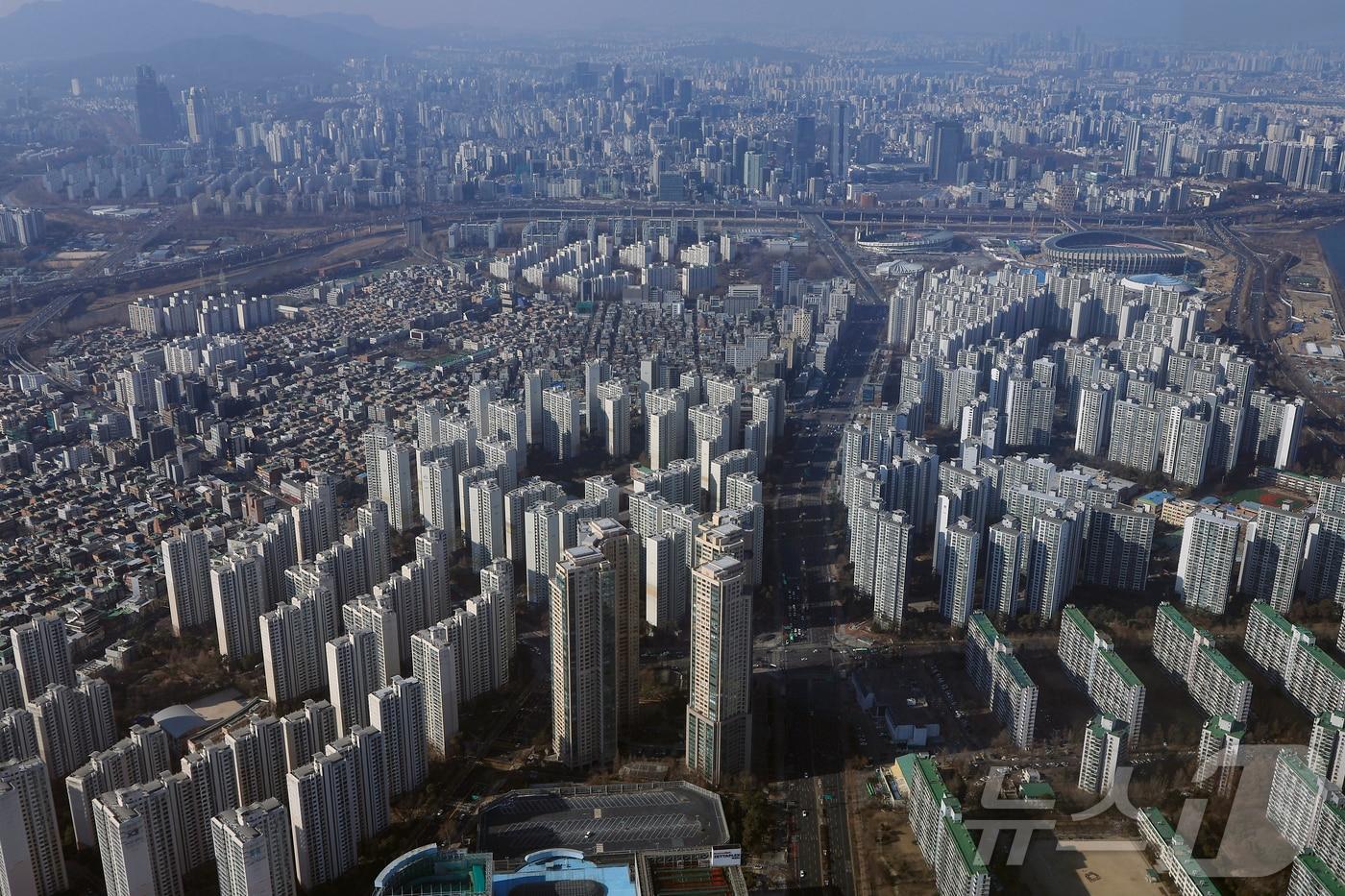 본문 이미지 - 서울시 송파구 올림픽로 롯데 월드 타워 서울스카이 전망대에서 아파트 등 주택 단지가 보이고 있다. . 2026.2.1/뉴스1 ⓒ News1 박정호 기자
