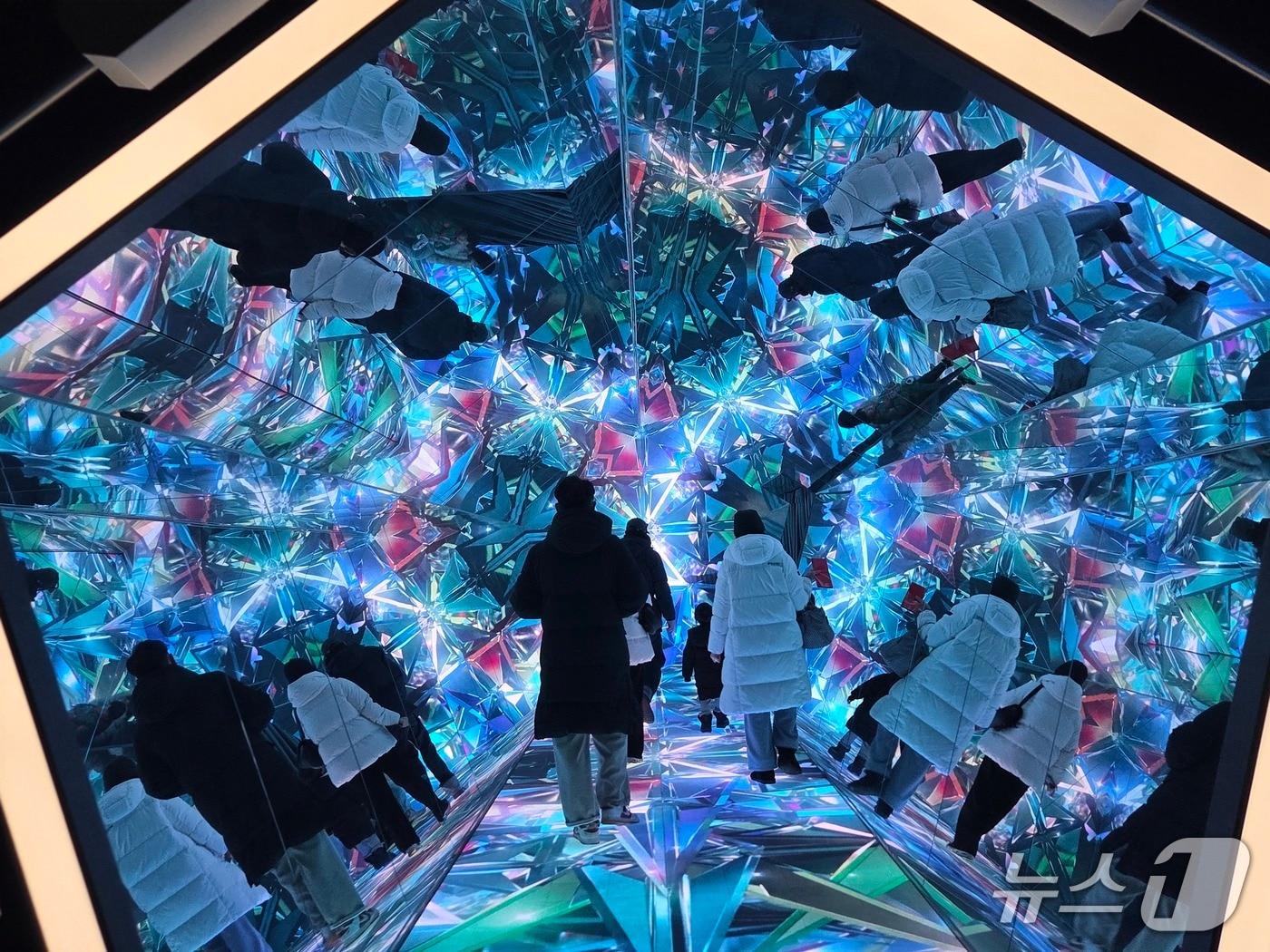 본문 이미지 - 관람객들이 완산벙커더스페이스 전시관을 둘러보고 있다.2026.2.1/뉴스1 문채연 기자