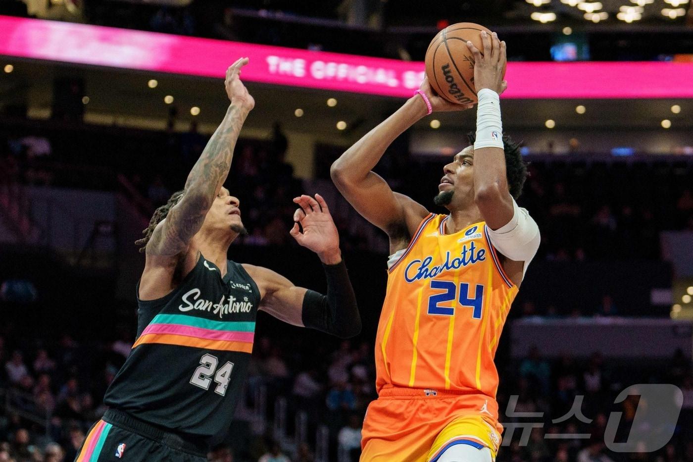본문 이미지 - NBA 샬럿 브랜든 밀러(오른쪽)가 1일(한국시간) 샌안토니오전에서 슛을 쏘고 있다. ⓒ AFP=뉴스1