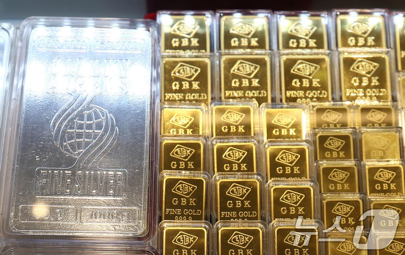 본문 이미지 - 1일 오후 서울 시내 금은방에 골드바와 실버바 등이 진열돼 있다.  2026.2.1/뉴스1 ⓒ News1 김민지 기자