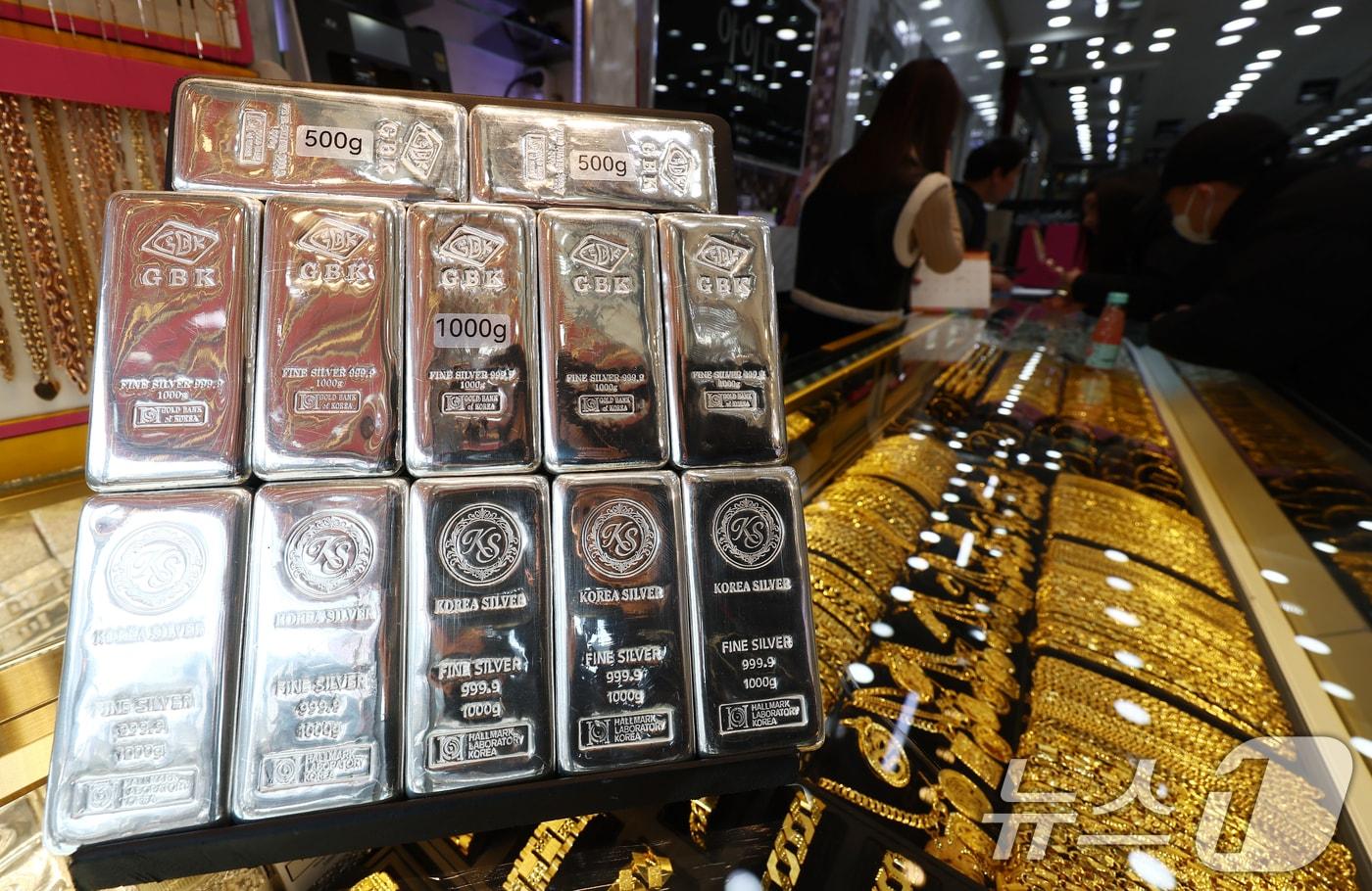 본문 이미지 - 도널드 트럼프 미국 대통령이 케빈 워시 전 연방준비제도(Fed) 이사를 차기 연준 의장 후보로 지명하면서 국제 은 가격이 31%, 금 가격이 11% 폭락한 1일 오후 서울 시내 금은방에 골드바와 실버바 등이 진열돼 있다. 이날 국제 금값과 은값은 1980년 이후 최고 낙폭을 기록했다. 2026.2.1/뉴스1 ⓒ News1 김민지 기자
