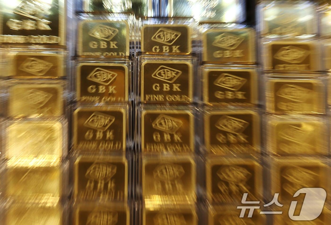본문 이미지 - 서울 시내 금은방에 골드바가 진열돼 있다. /뉴스1 ⓒ News1
