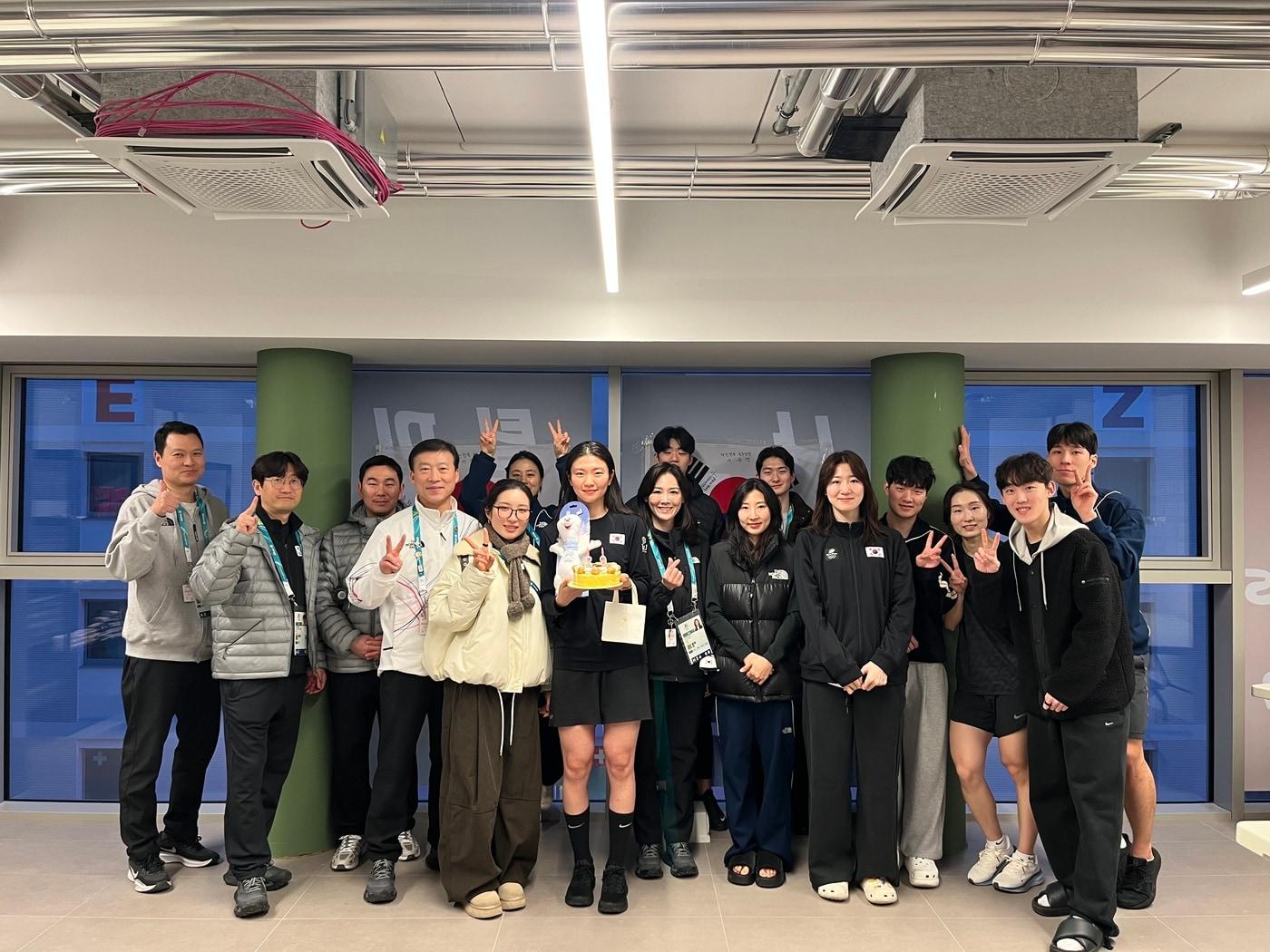 본문 이미지 - 2026 밀라노·코르티나담페초 동계 올림픽을 앞두고 심석희 생일을 축하한 쇼트트랙 대표팀. (대한체육회 제공)