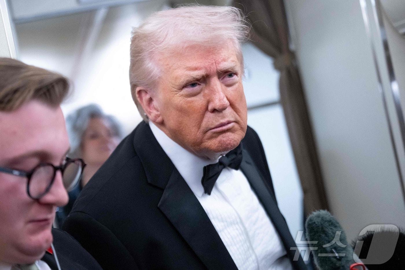 본문 이미지 - 도널드 트럼프 미국 대통령이 1월 31일(현지시간) 워싱턴 D.C.에서 플로리다 웨스트팜비치로 이동하는 에어포스원 기내에서 취재진과 대화하고 있다.2026.01.31. ⓒ AFP=뉴스1