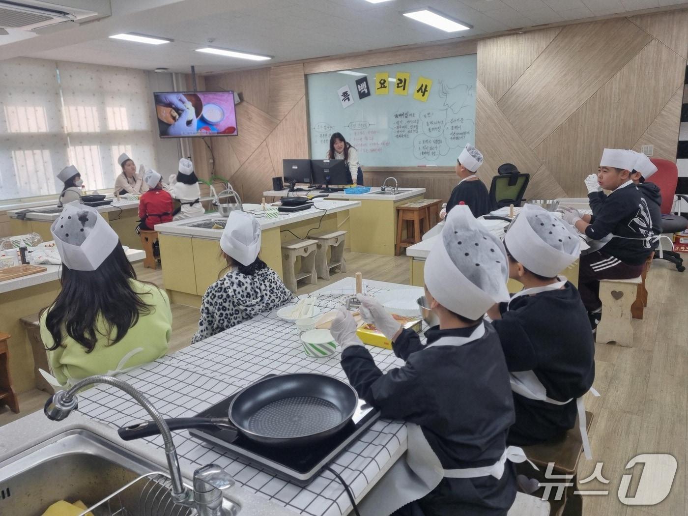 본문 이미지 - 2025 북한배경학생 여름방학학교 운영에 참여하고 있는 학생들. (서울교육청)