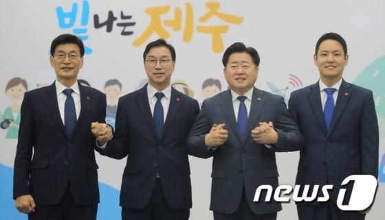 본문 이미지 - 2024년 4월12일 제주도청에서 열린 22대 국회의원 당선인 간담회에 앞서 참석자들이 기념촬영하고 있다. 왼쪽부터 문대림·위성곤 의원, 오영훈 제주도지사, 김한규 의원(자료사진)