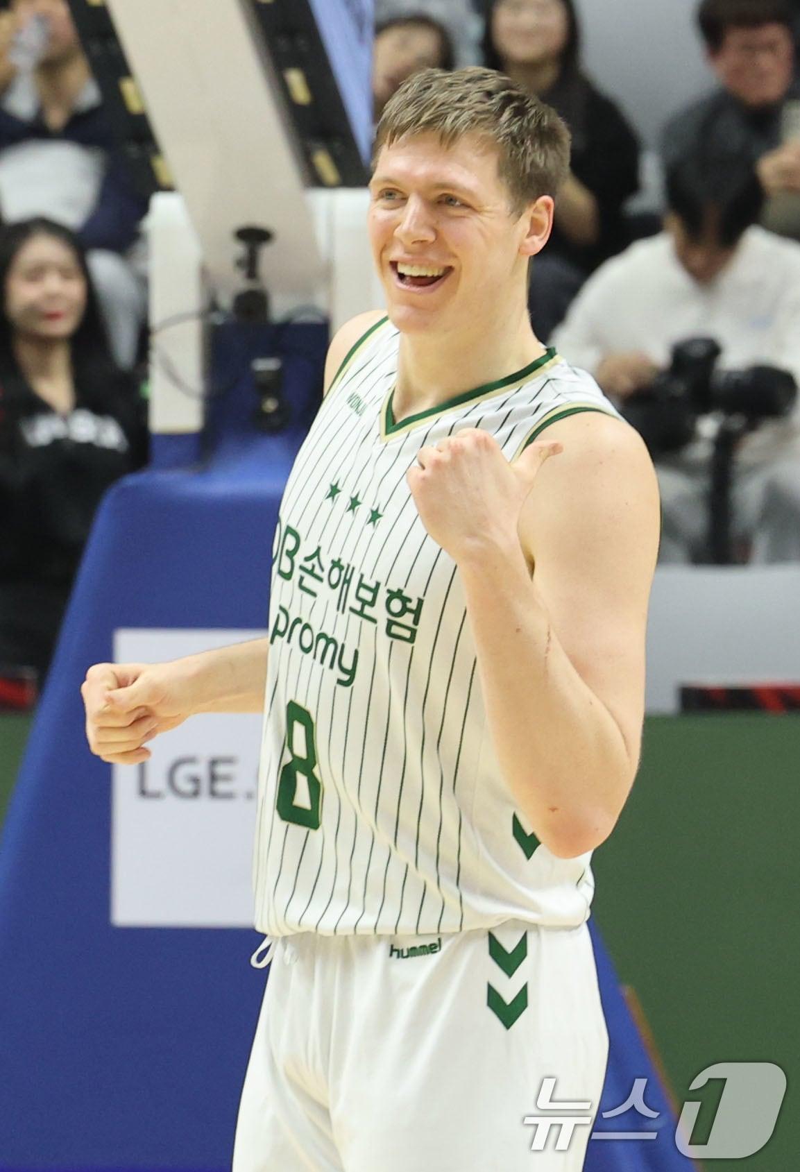 본문 이미지 - 1일 오후 경기 수원KT소닉붐아레나에서 열린 2025-2026 LG전자 프로농구 수원 KT와 원주 DB의 경기에서 DB 헨리 엘런슨이 득점 후 세리머니를 하고 있다. 2026.2.1/뉴스1 ⓒ News1 이광호 기자