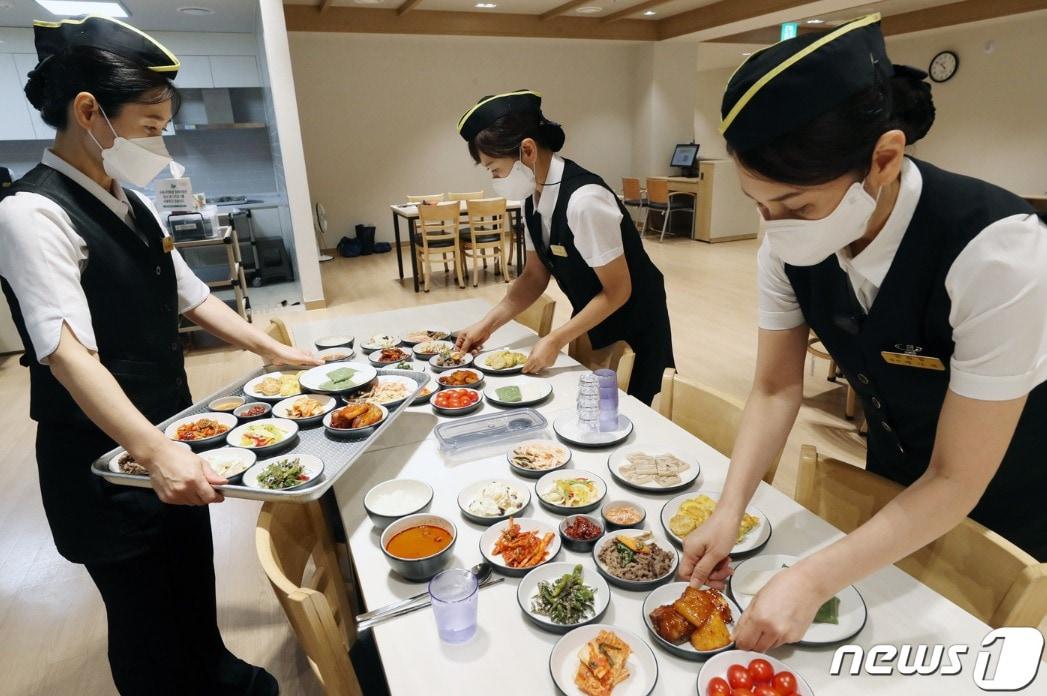 본문 이미지 - 한 장례식장에서 관계자들이 다회용기를 이용해 음식을 준비를 하고 있다.<자료사진> / 뉴스1 ⓒ News1