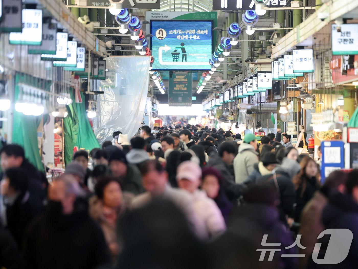 본문 이미지 - 민족 최대명절 설을 앞둔 1일 서울 마포구 망원시장에서 시민들이 장을 보고 있다. ⓒ 뉴스1 황기선 기자