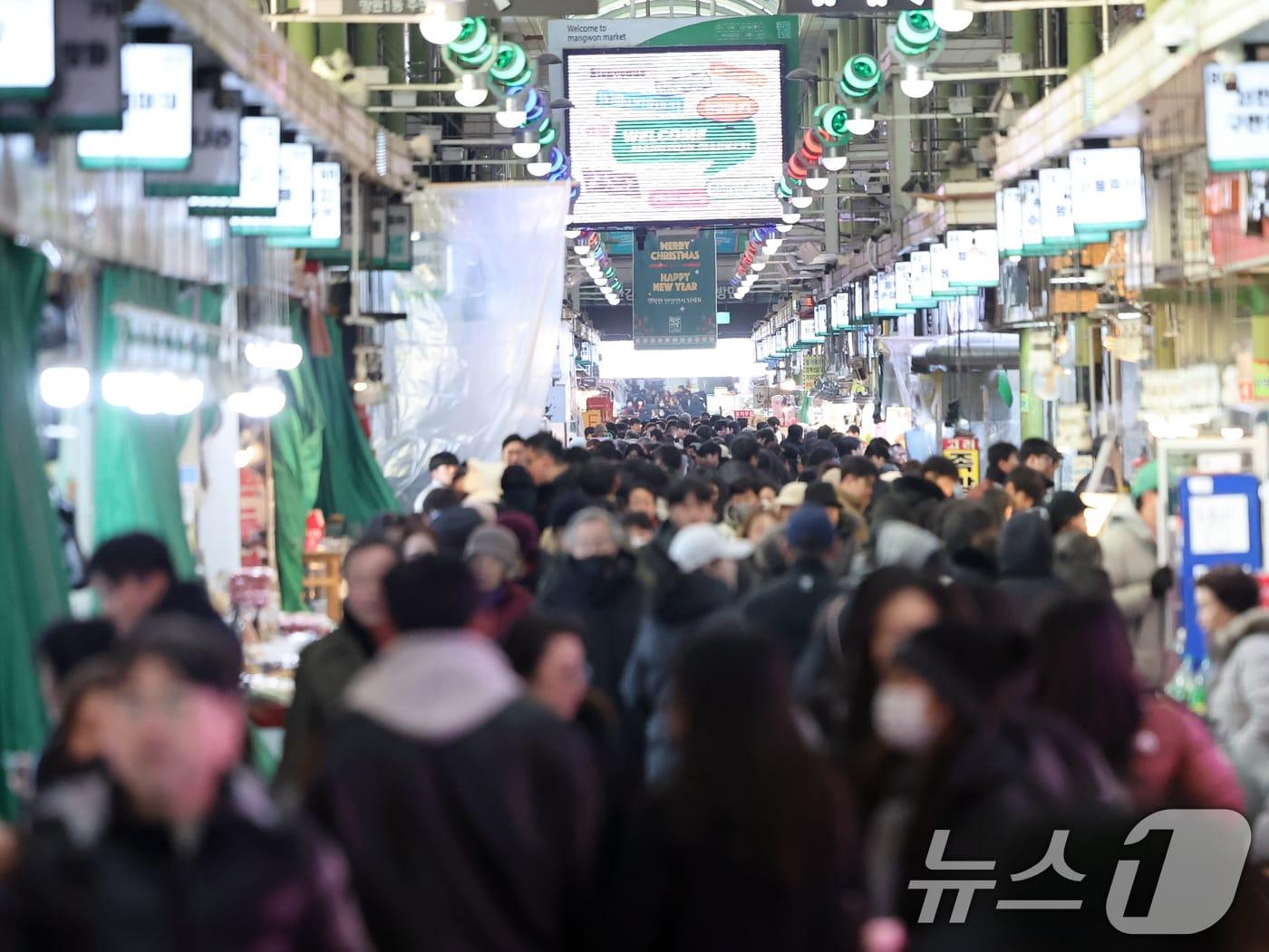 본문 이미지 - 민족 최대명절 설을 앞둔 1일 서울 마포구 망원시장에서 시민들이 장을 보고 있다. 2026.2.1/뉴스1 ⓒ News1 황기선 기자