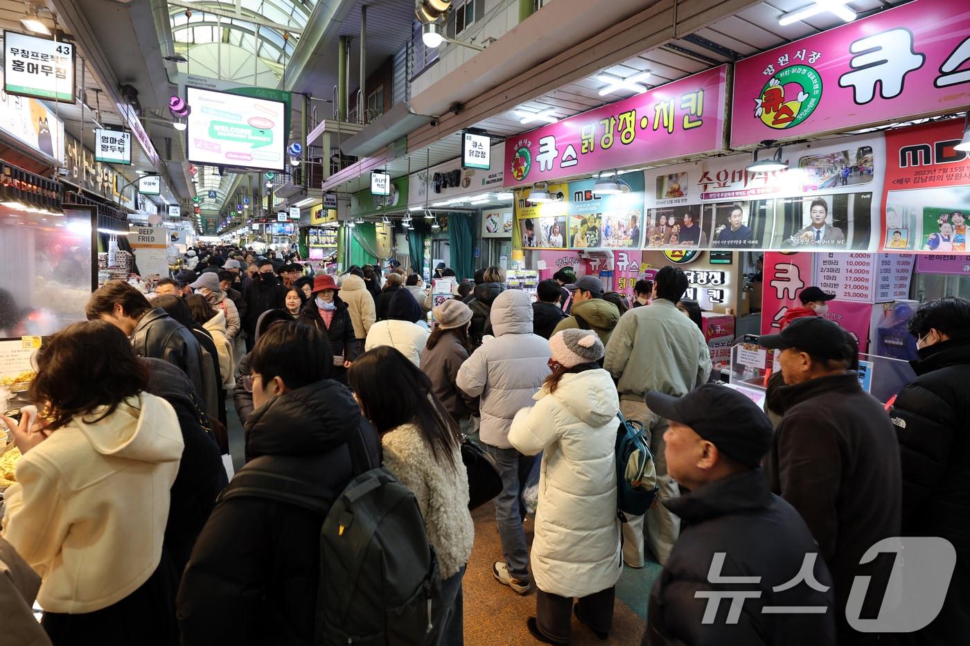 본문 이미지 - 민족 최대명절 설을 앞둔 1일 서울 마포구 망원시장에서 시민들이 장을 보고 있다. 2026.2.1/뉴스1 ⓒ News1 황기선 기자