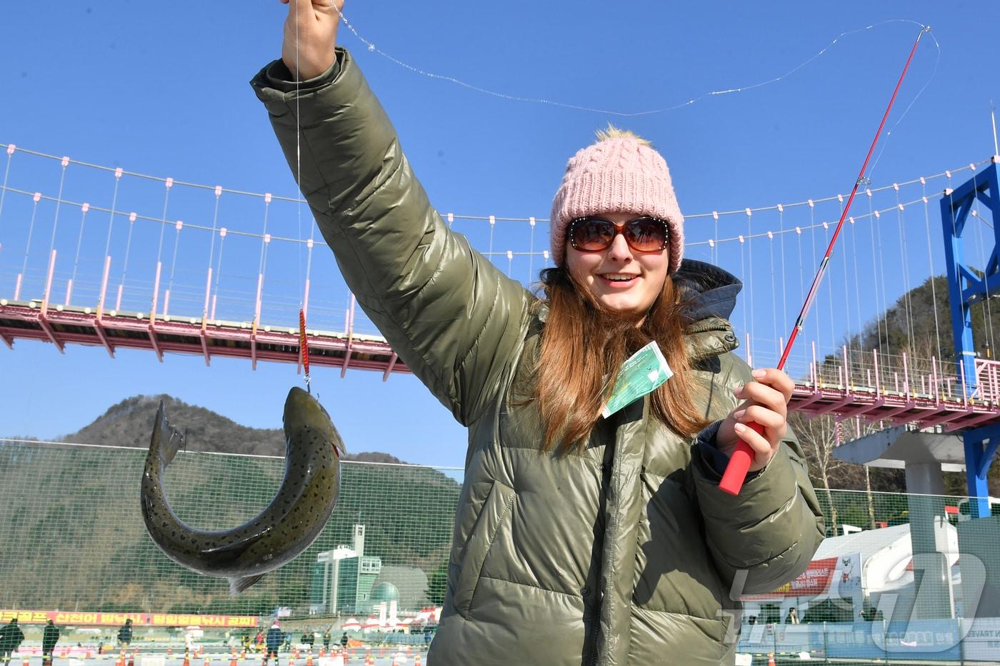본문 이미지 - 2026 화천산천어축제 폐막일인 1일, 축제장을 방문한 외국인 관광객들이 산천어 얼음낚시 재미에 흠뻑 빠져 있다.(화천군 제공, 재판매 및 DB 금지) 2026.2.1/뉴스1 